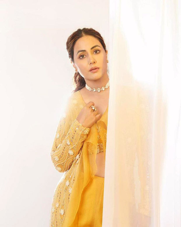 Hina Khan looks like a ray of sunshine in bralette and sharara set styled with a regal jacket worth Rs.96000 for Umang 2022 3