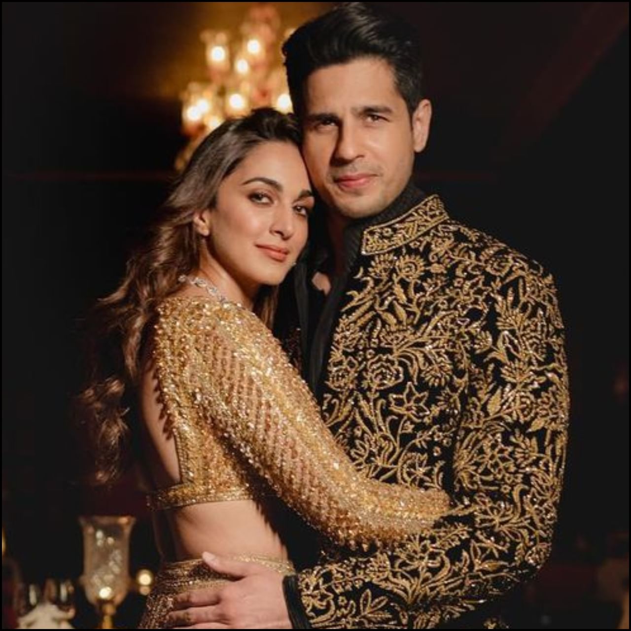 In Sid-Kiara's sangeet ceremony, her royal outfits have once again attracted everyone's attention. The dress of both has been designed by designer Manish Malhotra. Kiara is wearing a golden lehenga while Siddharth is wearing a studded black sherwani.