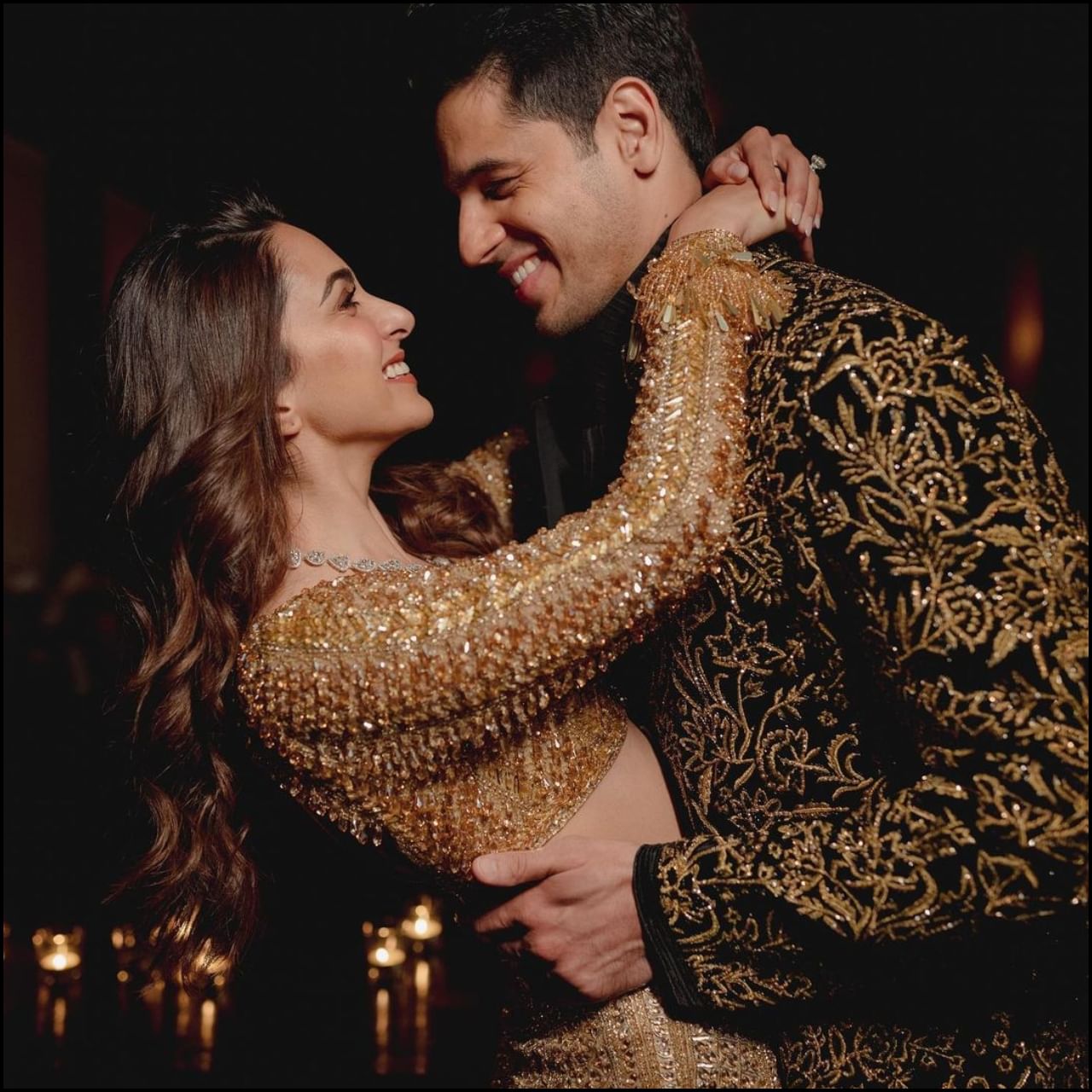 The sherwani of the groom Siddharth Malhotra is also very special. Fine thread work has been done in Siddharth's sherwani. The velvet sherwani is encrusted with precious Swarovski crystals giving it an absolutely royal look. 