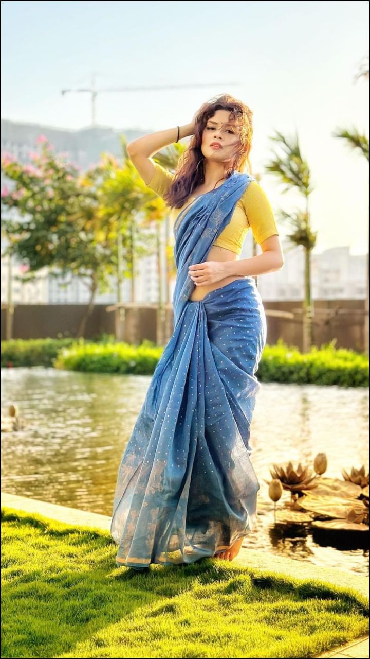 Avneet's beauty in blue color cotton saree is being made on sight.  She has carried a yellow colored blouse with this saree, which is also complementing her look.  You would hardly have seen this look of the actress before. 