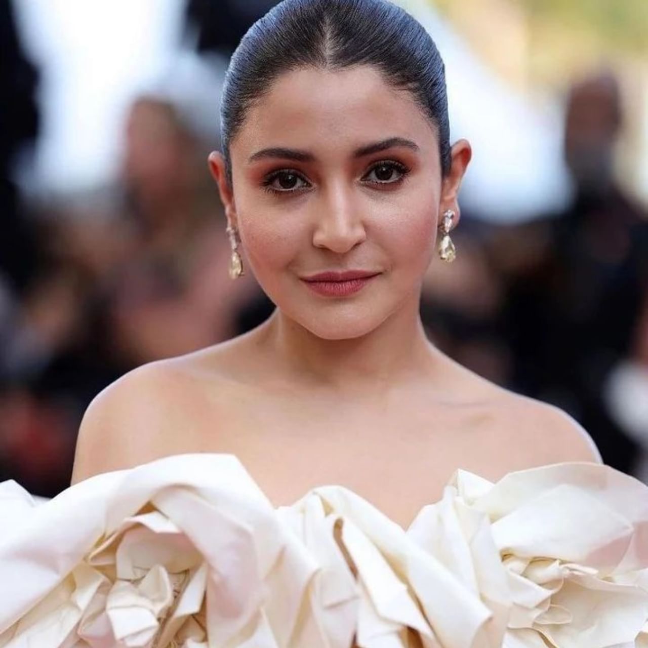 Anushka Sharma Cannes Look Viral: Cannes Film Festival is now at its last stop.  From the very beginning, the blaze of Bollywood stars was seen in Cannes.  From Mrinal Thakur to Sapna Chowdhary, they won the hearts of fans with their stunning appearances.  Now, in its closing ceremony, the heartbeat of young hearts, Anushka Sharma is also spreading her charm.  (Photo credit- @anushkasharma)