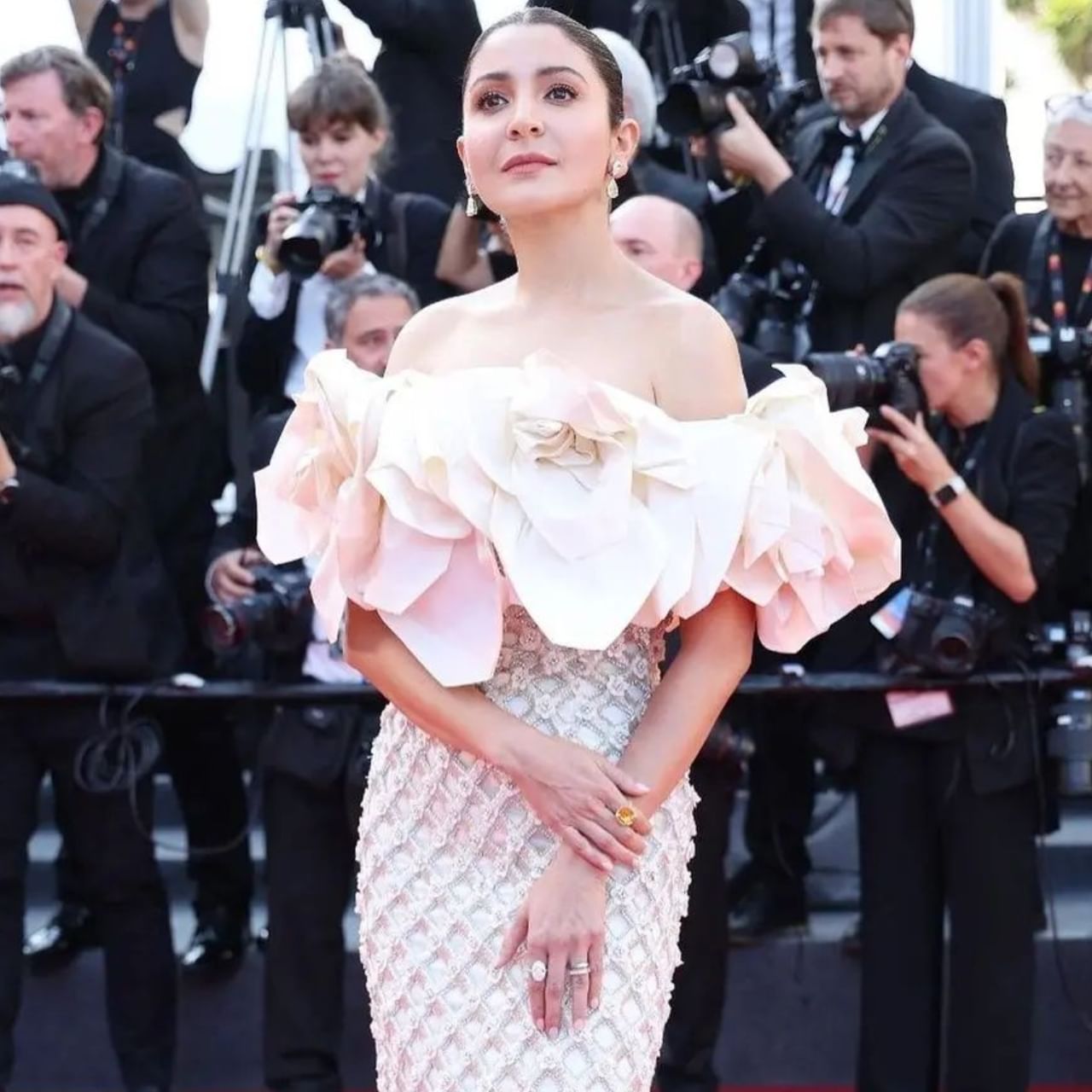 Anushka Sharma Cannes Look: Cannes 2023 saw the Indian actress sizzle.  From the very beginning of the show, the Bollywood actress attracted fans from all over the world with her stunning appearance.  After Sapna Choudhary, Mrinal Thakur, Aishwarya Rai Bachchan and Esha Gupta, now Anushka Sharma's look has also arrived.  (Photo credit- @instagram)