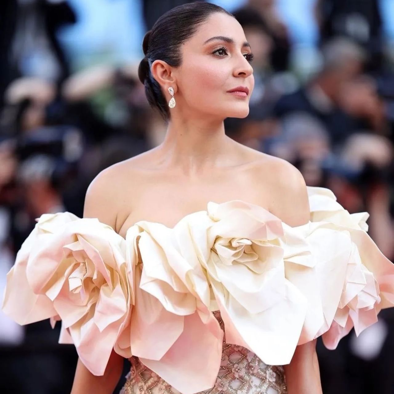 Anushka Sharma is looking very beautiful in the photos.  Anushka Sharma's look in ivory off shoulder white gown is worth seeing.  From above, her sweet smile is seen enhancing her look.  Anushka flaunted her fashion sense on the red carpet.  (Photo credit- @instagram)