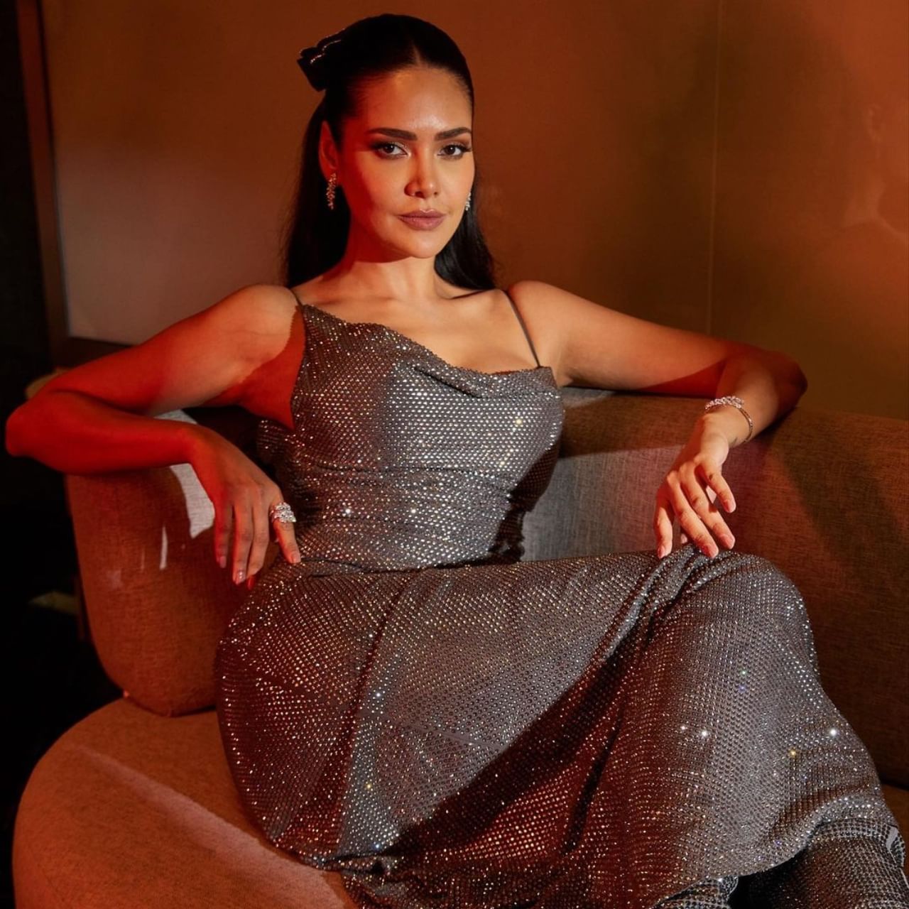Recently, Esha Gupta has shared photos in a silver gown, in which she is looking very beautiful.  He has carried this look for IIFA 2023.  These latest photos of Esha Gupta are going viral.  (Photo credit- @egupta)