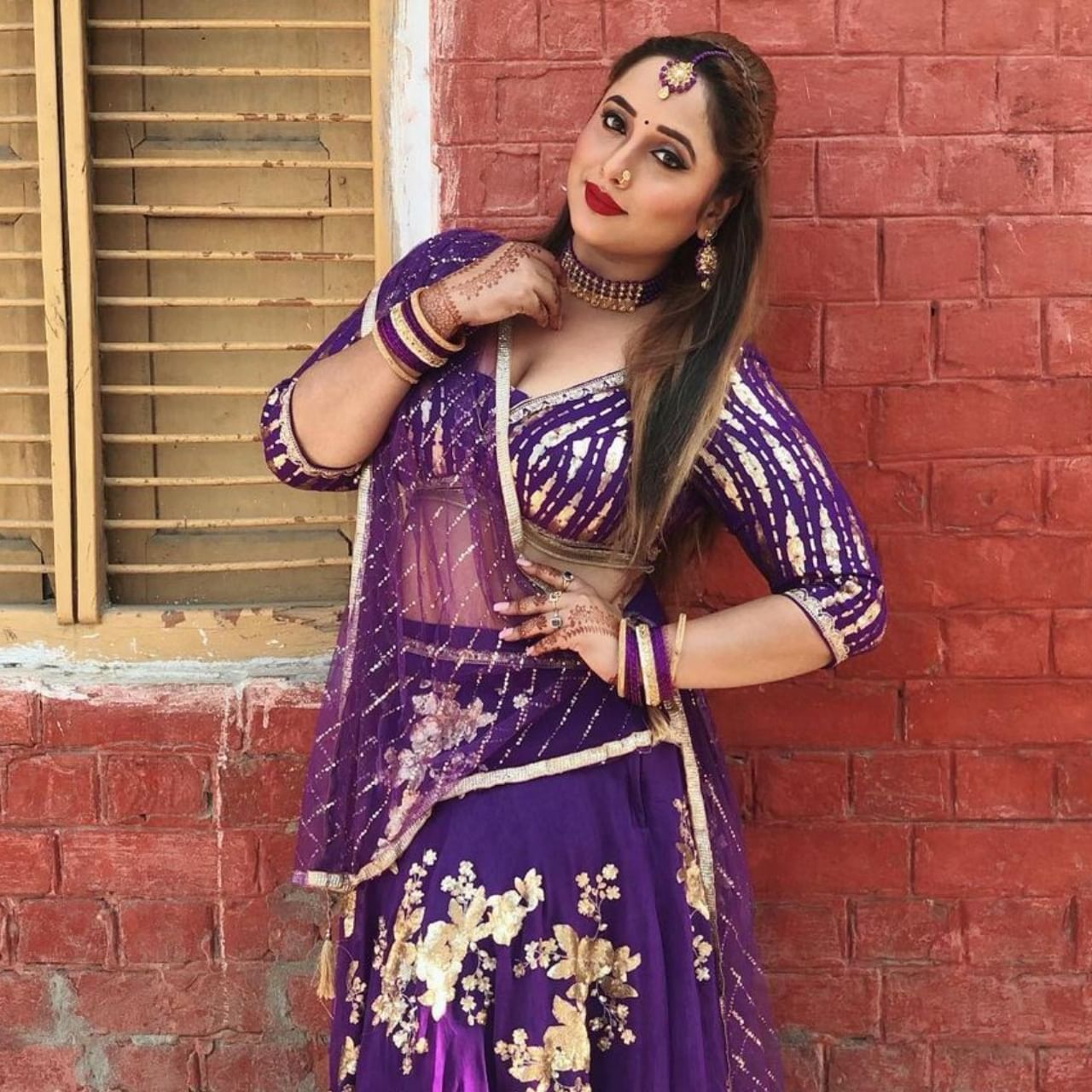 Recently, Bhojpuri actress Rani Chatterjee is seen in a purple lehenga-chunri.  During this, her beauty is being seen.  In the photos, Rani Chatterjee's desi look is winning the hearts of the fans.  He has shared some photos in different poses.  (Photo credit- @ranichatterjeeofficial)
