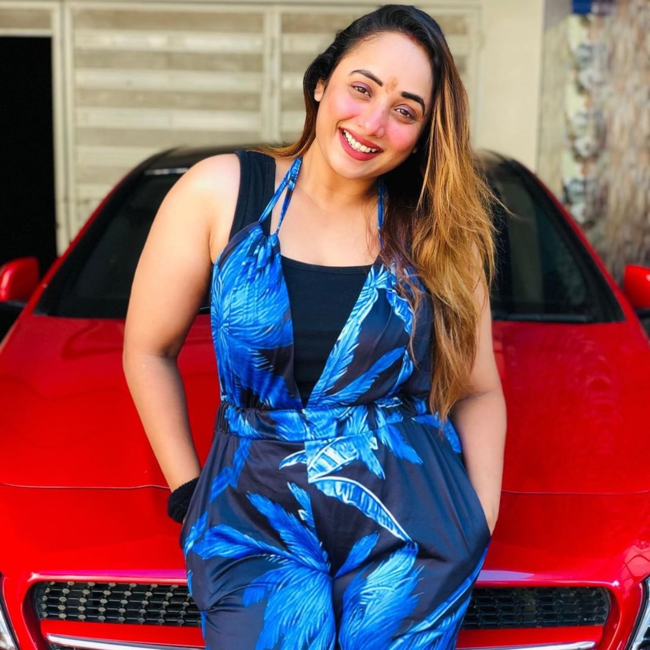 Any outfit of actress Rani Chatterjee cannot be taken lightly.  She is loved in every outfit.  Whether it is a desi look or a western look, Rani Chatterjee's style always wins the hearts of her fans.  (Photo credit- @ranichatterjeeofficial)