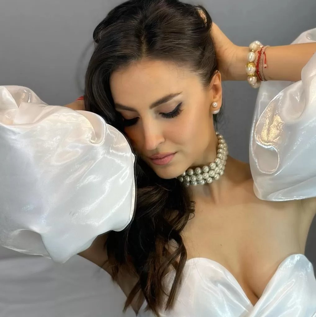 Elli Avram is looking no less than an angel in a white dress you will not lose sight of the pictures
