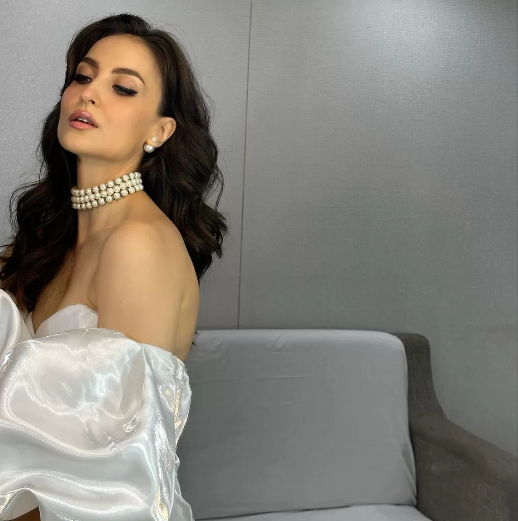 Elli Avram is looking no less than an angel in a white dress you will not lose sight of the pictures